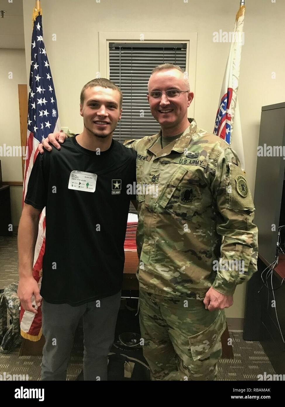 Brasseur Joseph II pose avec son père, le Sgt. 1re classe Joseph brasseur à la 11e Bataillon Kansas City, Missouri entrée Militaire La transformation (MEPS) Commande. Joshua et Joseph a grandi dans la région de Lawton, Oklahoma et a obtenu son diplôme d'Eisenhower l'école secondaire. Ils résident actuellement dans la région de Harrison, Arkansas où leur père est en poste en tant que recruteur. Joshua et Joseph va bientôt partir pour l'entraînement de base et d'autres à Fort Benning, en Géorgie. HARRISON, Ark. - Sgt. 1re classe Joseph G. Brewer, recruteur pour le bataillon d'Oklahoma City, Arkansas, Harrison attribué gare est un fier papa, comme ses fils Banque D'Images
