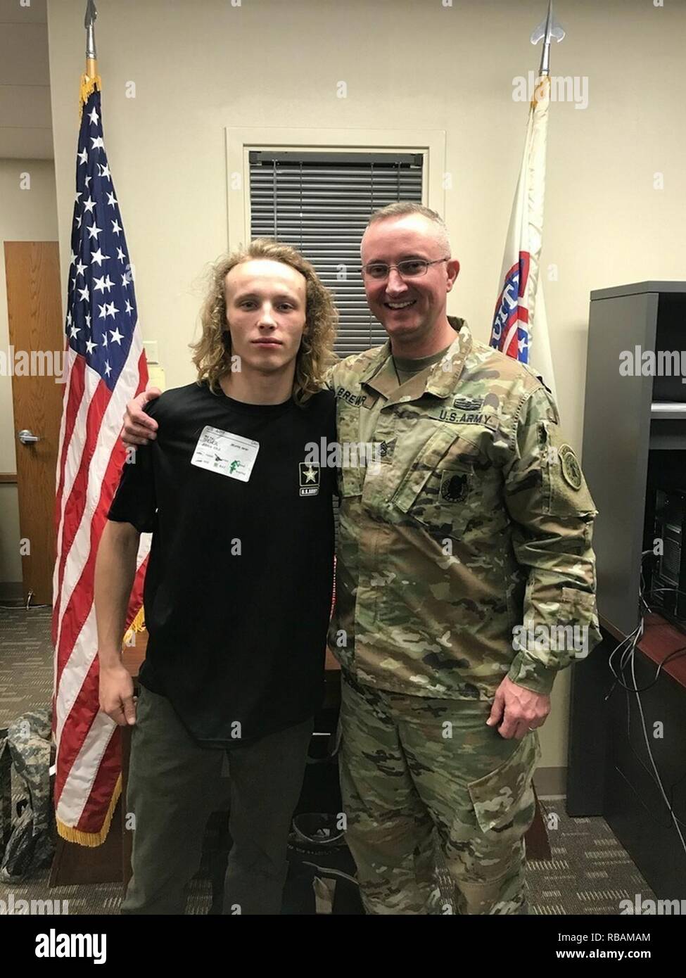 Brasseur Joseph II pose avec son père, le Sgt. 1re classe Joseph brasseur à la 11e Bataillon Kansas City, Missouri entrée Militaire La transformation (MEPS) Commande. Joshua et Joseph a grandi dans la région de Lawton, Oklahoma et a obtenu son diplôme d'Eisenhower l'école secondaire. Ils résident actuellement dans la région de Harrison, Arkansas où leur père est en poste en tant que recruteur. Joshua et Joseph va bientôt partir pour l'entraînement de base et d'autres à Fort Benning, en Géorgie. HARRISON, Ark. - Sgt. 1re classe Joseph G. Brewer, recruteur pour le bataillon d'Oklahoma City, Arkansas, Harrison attribué gare est un fier papa, comme ses fils Banque D'Images