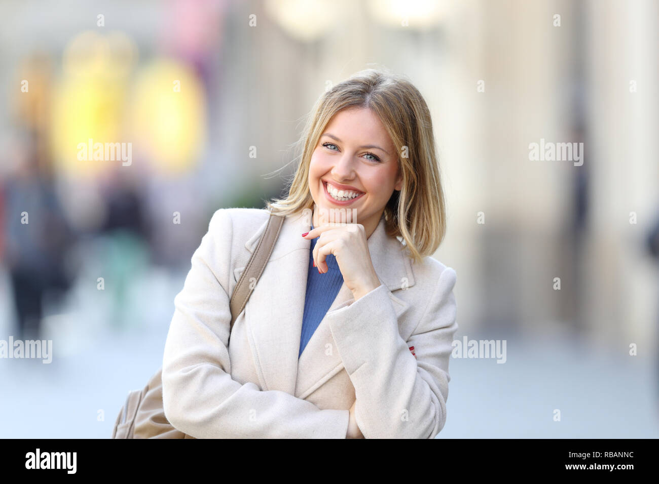 Vue avant portrait of a woman looking at camera debout dans la rue Banque D'Images