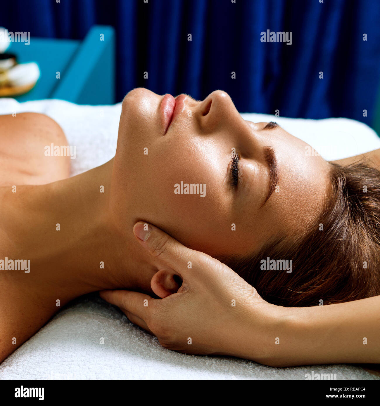 Thai Massage de la tête. Tête de massage Masseuse et le col de la jeune femme. Banque D'Images