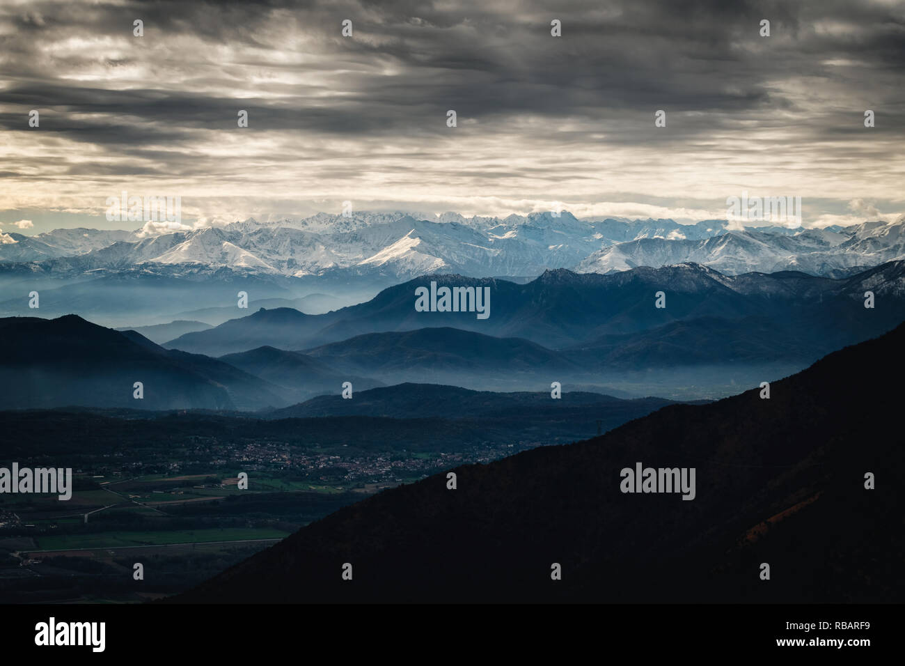 Vue sur les Alpes italiennes de l'air. Banque D'Images