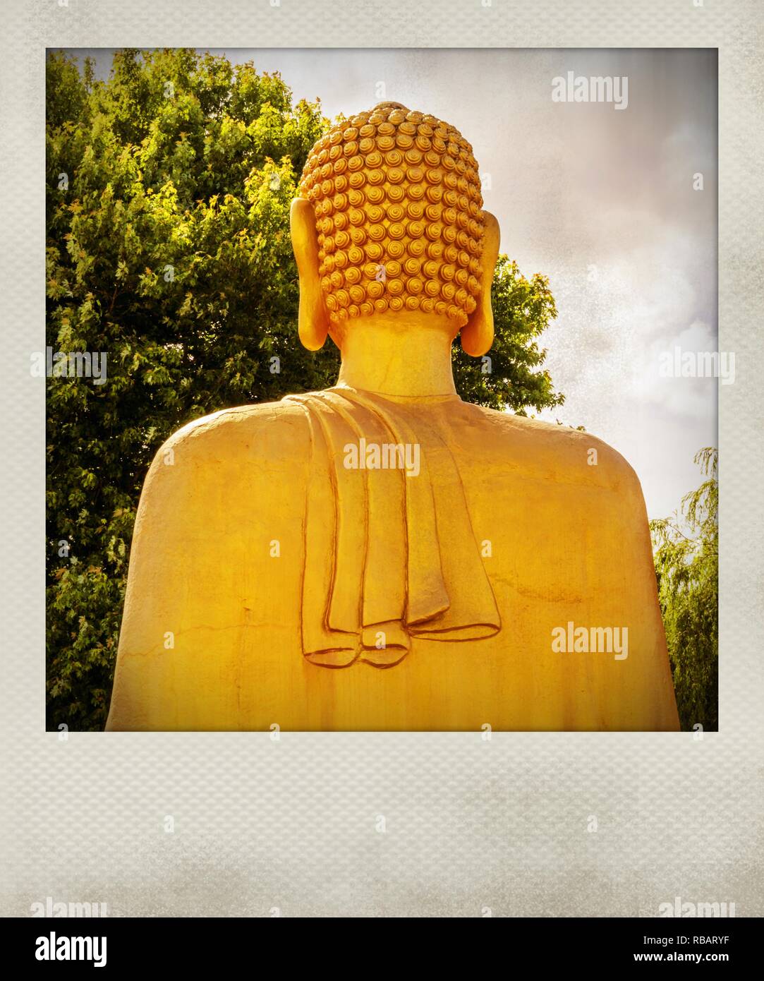 Effet Polaroid de Bouddha d'or de la pagode vietnamienne, dos, noyant d'Allier, Allier, Auvergne-Rhone-Alpes, France, Europe Banque D'Images