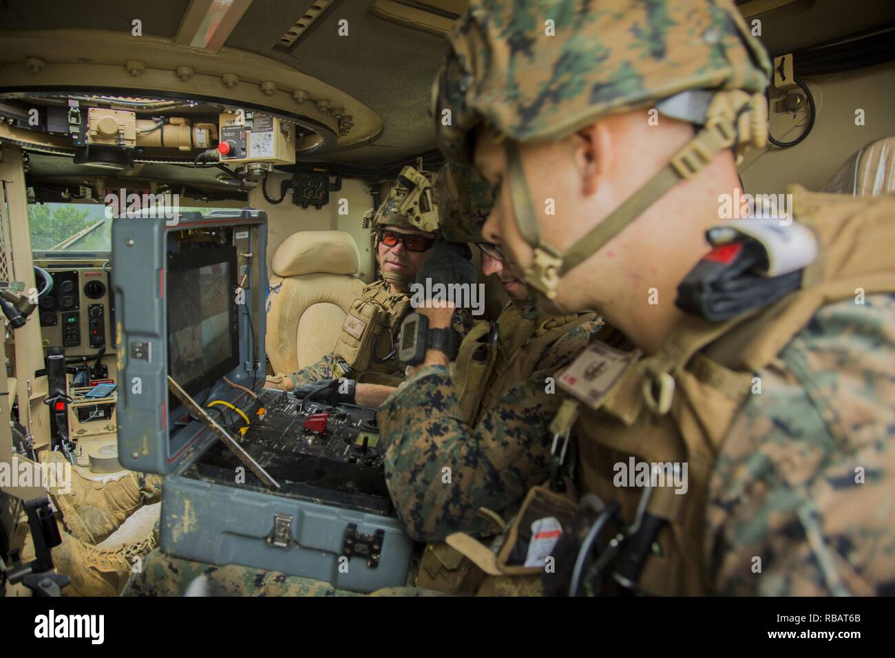 Les techniciens des explosifs et munitions avec un contrôle de la société NEM Mark II Talon robot NEM au cours de formation à l'emploi de charge au Camp Hansen, Okinawa, Japon, le 2 août 2018. Image courtoisie Lance Cpl. Isabelle Ortega / 3e Groupe logistique maritime. () Banque D'Images