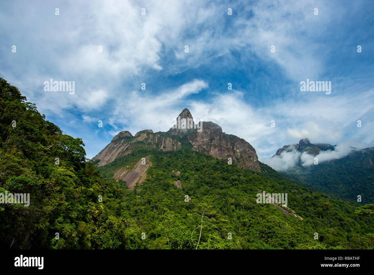 Vue magnifique sur la montagne, cette montagne s'appelle, le doigt de Dieu et est situé à Teresopolis, l'état de Rio en janvier, le Brésil en Amérique du Sud. Banque D'Images