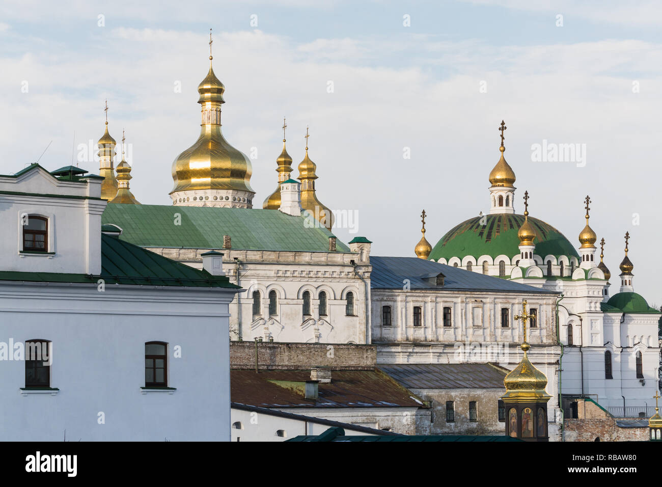 Kiev, UKRAINE - NOVEMBRE 2018 : vue sur les dômes dorés de l'église de Kiev monastère Pechersk Lavra. Banque D'Images