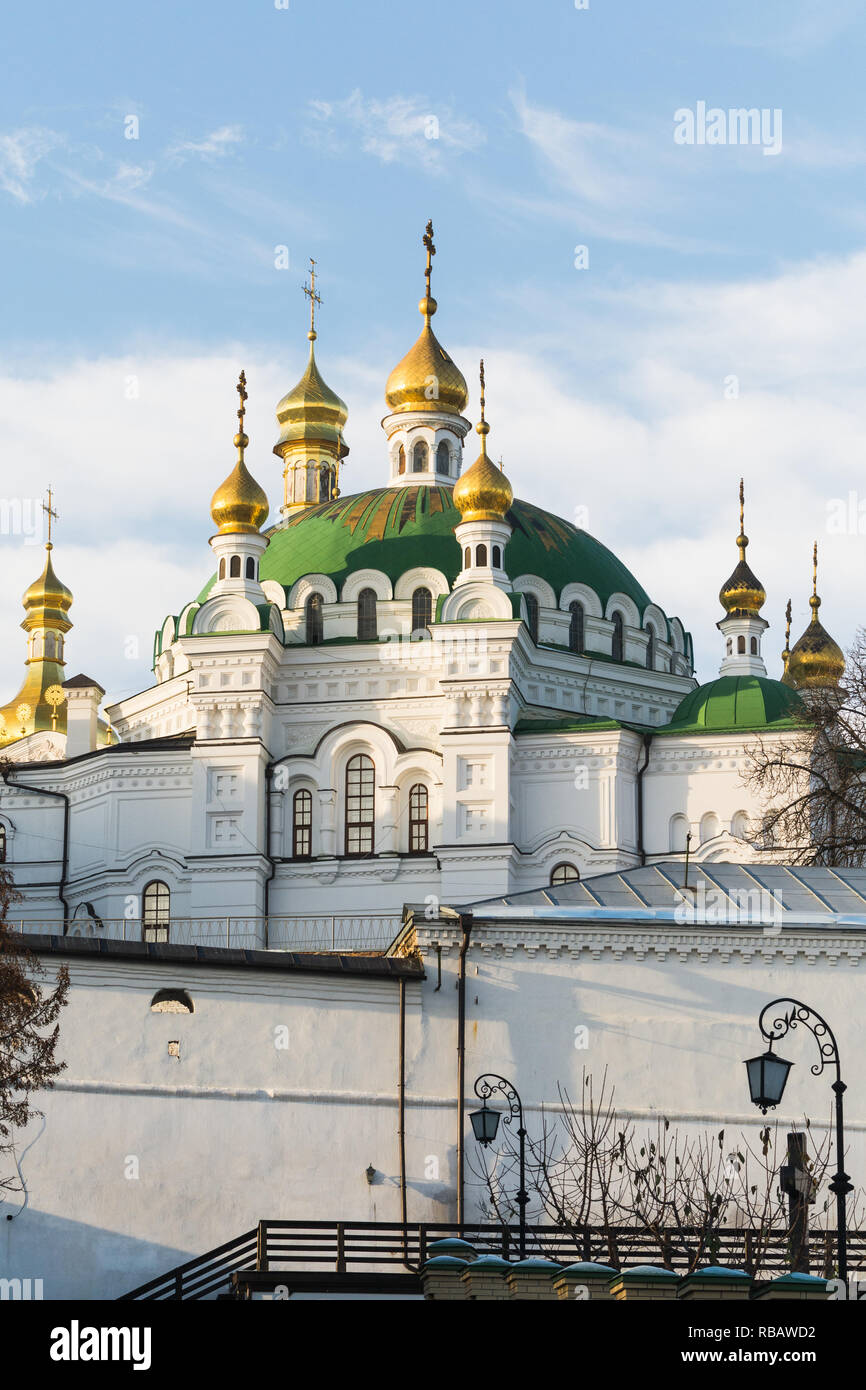 Kiev, UKRAINE - NOVEMBRE 2018 : vue sur les dômes dorés de l'église de Kiev monastère Pechersk Lavra. Orientation verticale. Banque D'Images
