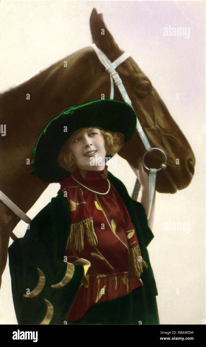 Femme en vert et de son cheval. Banque D'Images