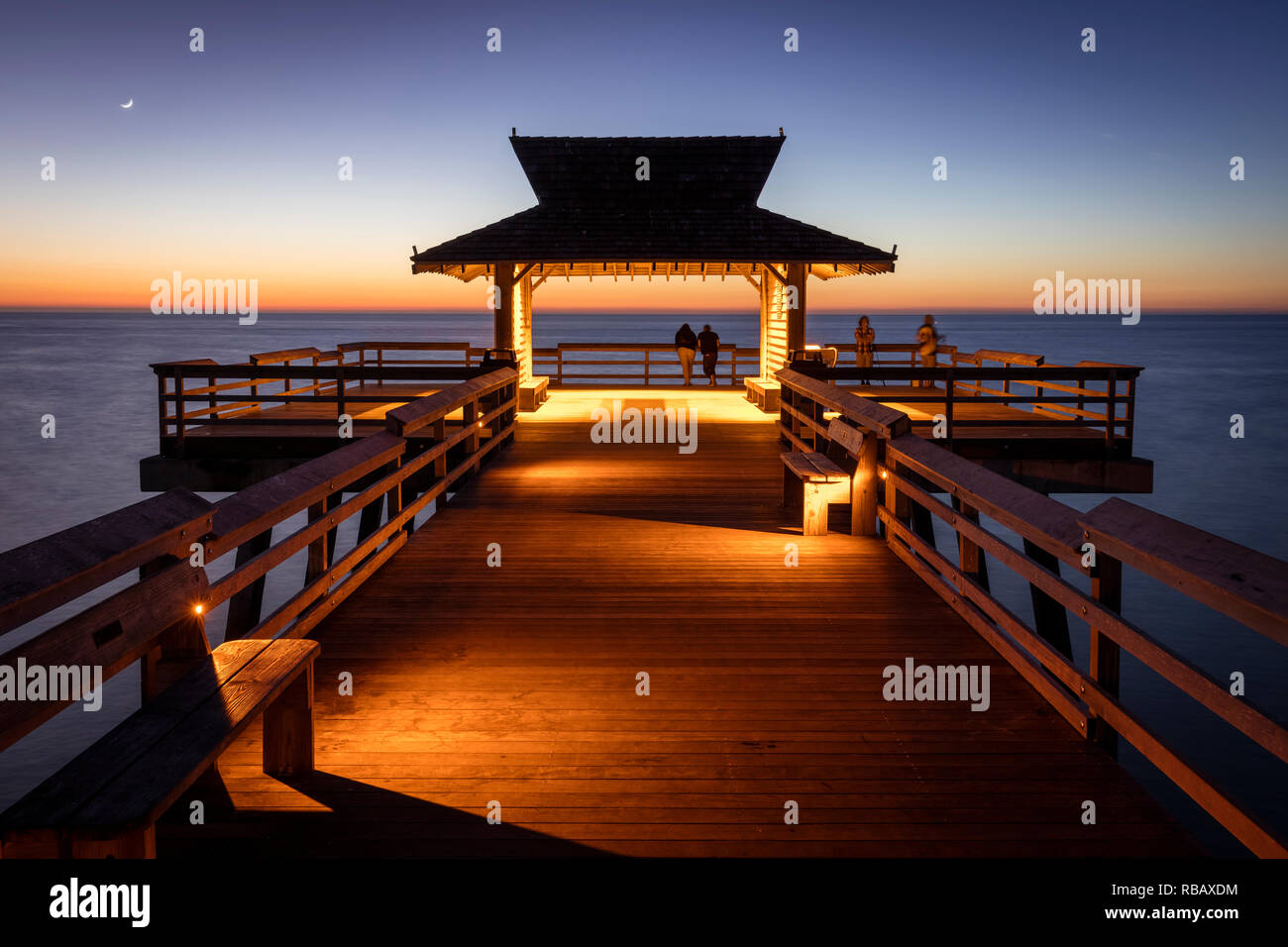 Crépuscule vue sur Naples Pier surplombant le golfe du Mexique, Naples, Florida, USA Banque D'Images