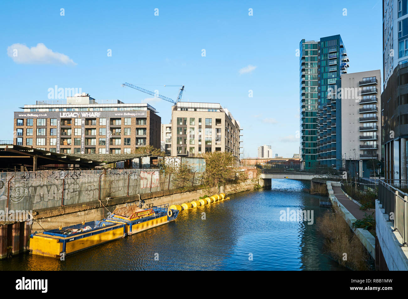 Nouveaux appartements le long de la rivière Bow Retour entre Arc et Stratford, East London UK Banque D'Images