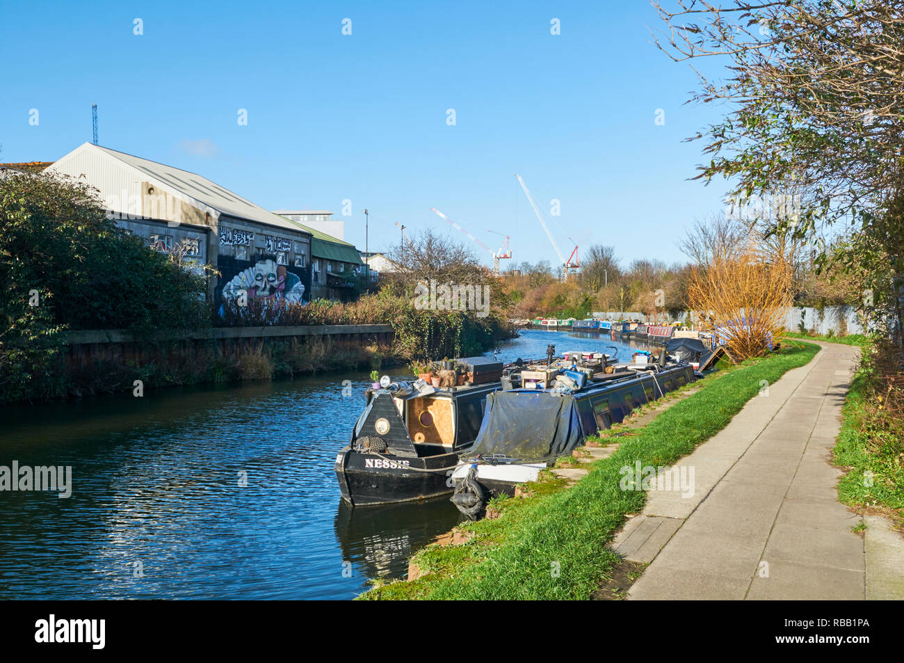 Narrowboats sur la rivière Lea près de Stratford, East London UK Banque D'Images