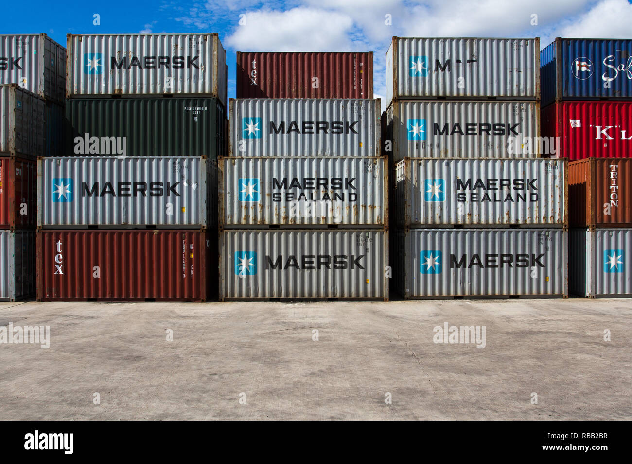DONCASTER, Royaume-Uni - 30 juillet, 2016. Conteneurs empilés les cases de la compagnie maritime Maersk à un port de fret britannique représentant l'importation et l'exportation avec la CDP Banque D'Images