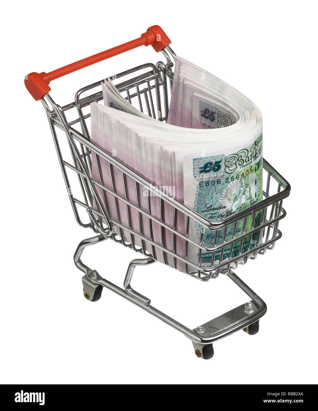 Mini panier rempli de UK Pound sterling notes cinq livres Banque D'Images