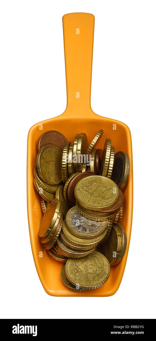 Un scoop en plastique rempli de pièces en euro Banque D'Images