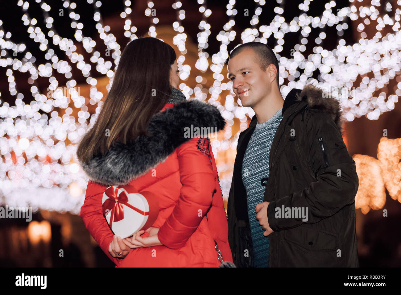 Femme Debout Et Holding White Cadeau Surprise Fort Derriere Son Dos Comme Cadeau D Anniversaire Pour Son Petit Ami Au Soir D Hiver Les Gens Avec L Amour Romantique Photo Stock Alamy