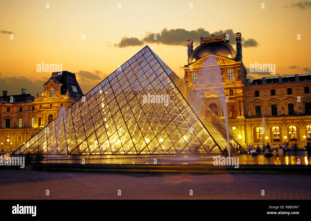 L'extérieur et la pyramide de verre du Louvre ( Musée du Louvre , à Paris , France jouit d'un coucher du soleil doré. Il est l'un des plus grands et mos Banque D'Images
