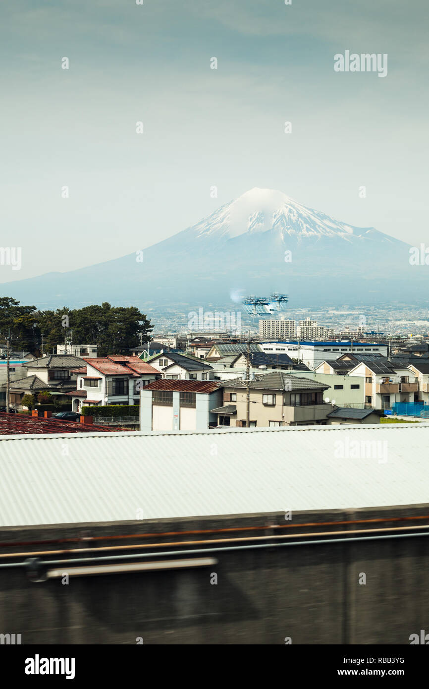 Le Mont Fuji vu de Bullet Train maisons en premier plan Banque D'Images