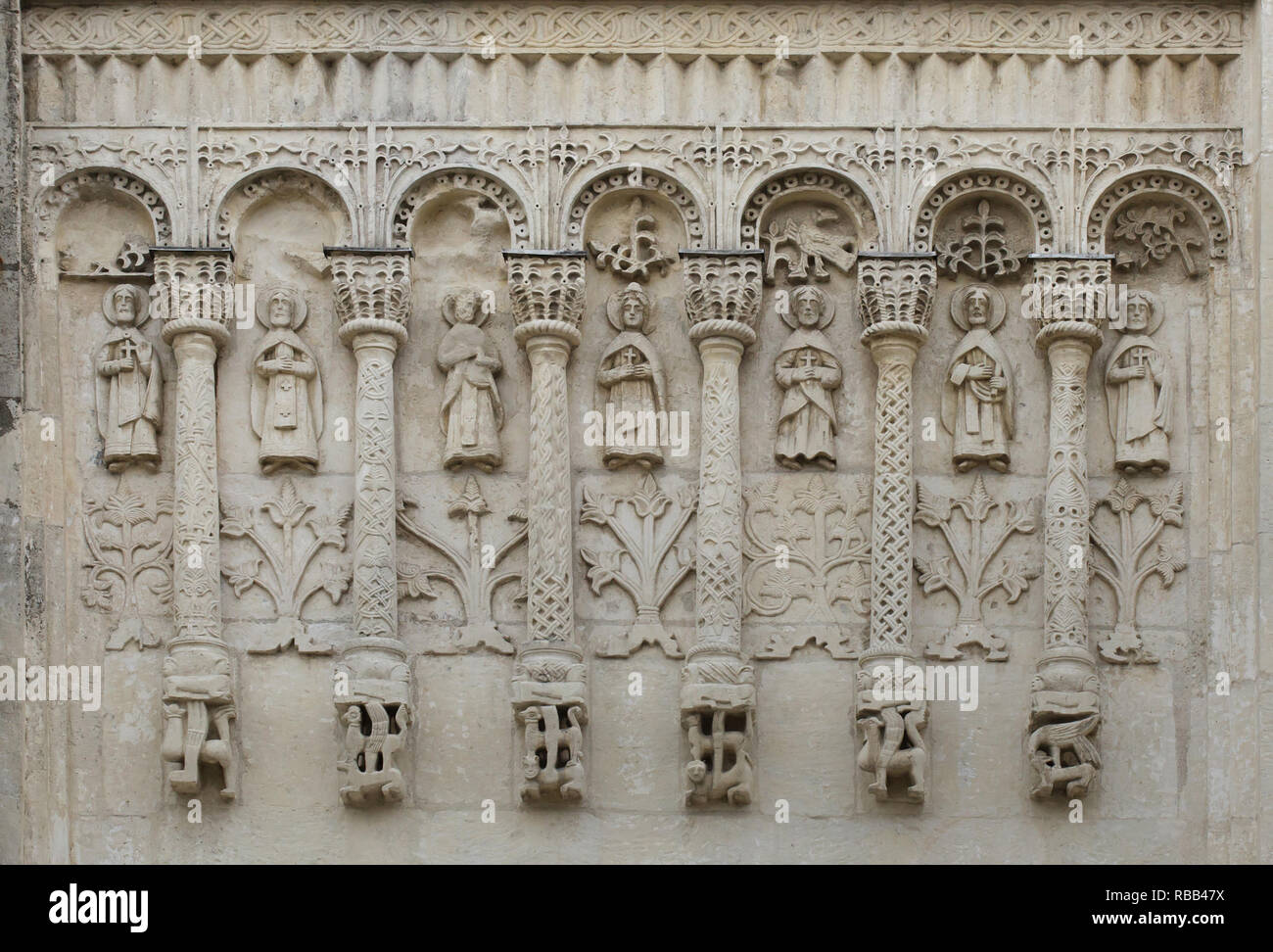 Sculpté en pierre blanche médiévale arcade aveugle daté du 12ème siècle sur la façade nord de la cathédrale de Saint Demetrius à Vladimir, Russie. Banque D'Images