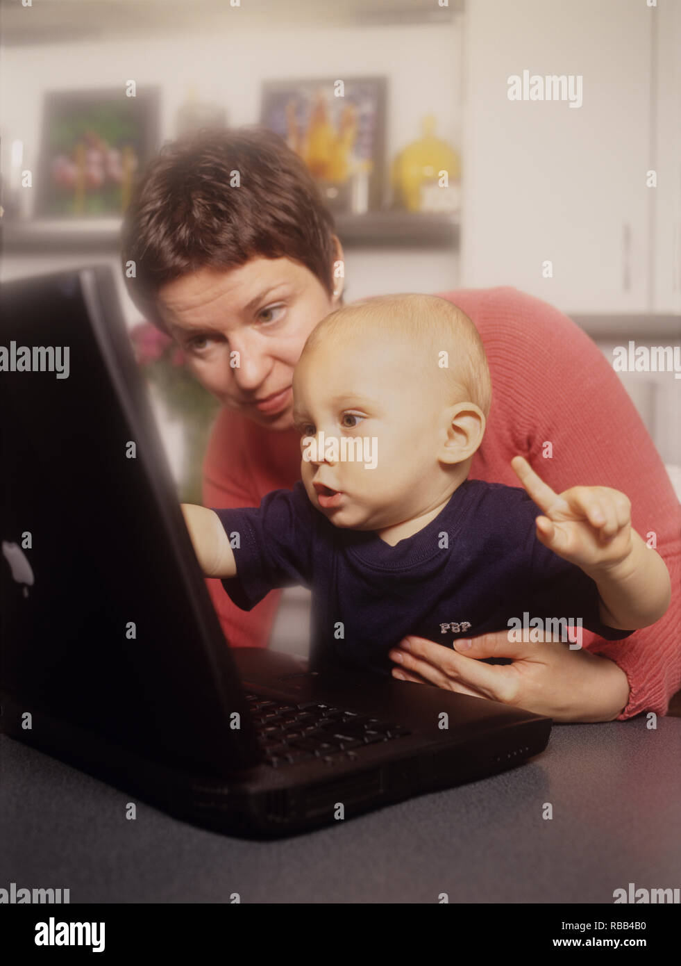 La mère et le petit garçon d'un ordinateur portable avec écran de temps ensemble Banque D'Images