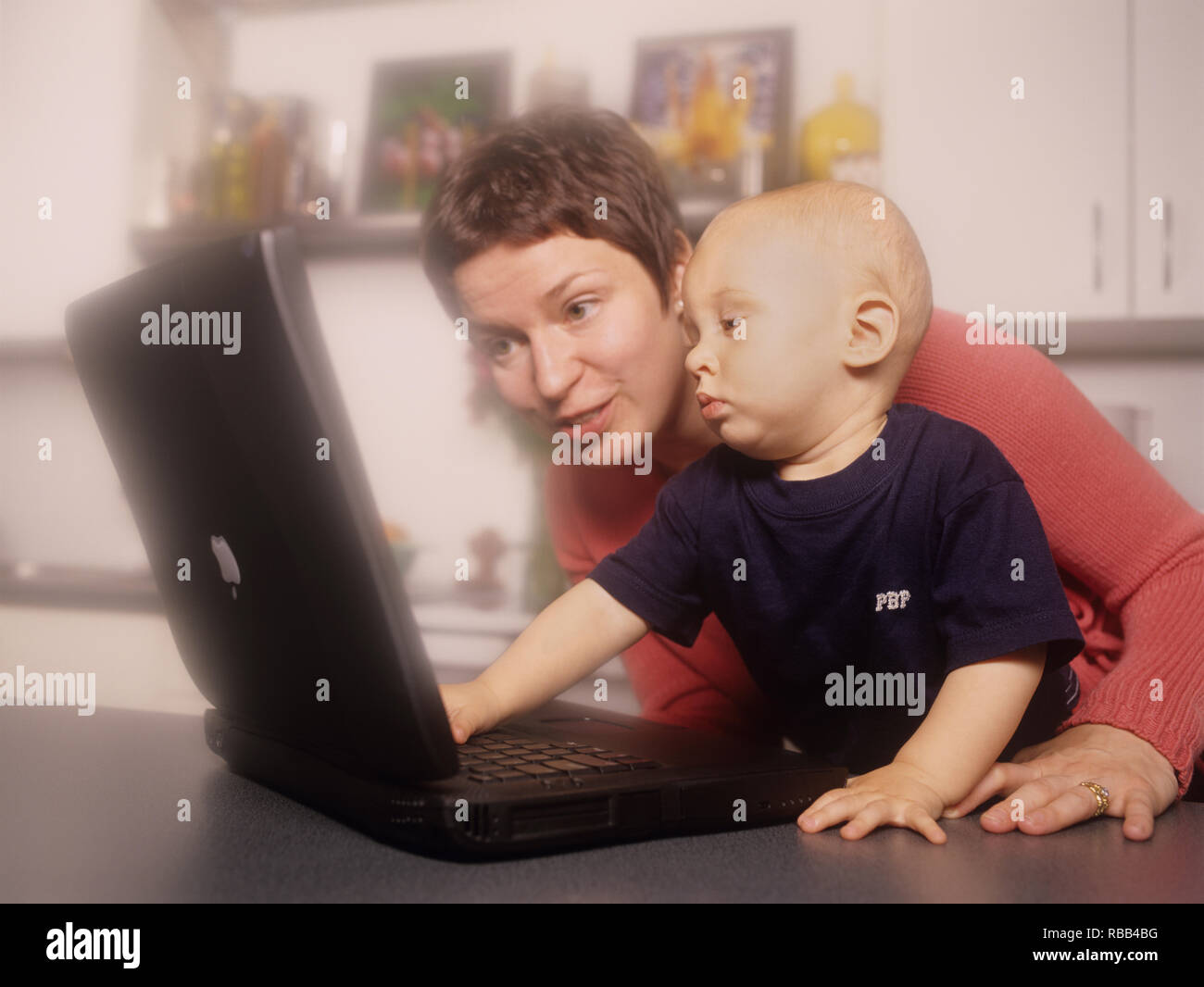 La mère et le petit garçon d'un ordinateur portable avec écran de temps ensemble Banque D'Images