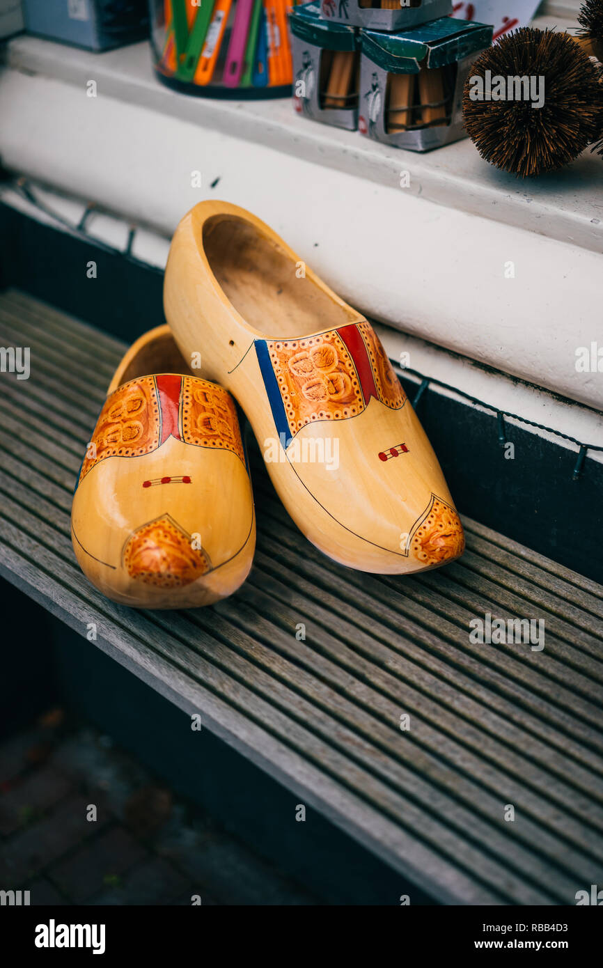 Le jaune paire de chaussures en bois traditionnel néerlandais sur un banc en bois Banque D'Images