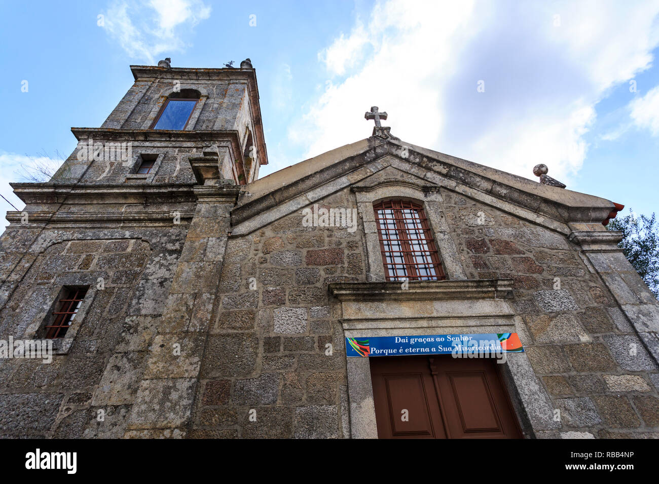 Façade de l'église classique de Saint Pierre dans la ville de Celorico da Beira Beira Alta, Portugal Traduction : remerciez le Seigneur, parce qu'Eterna Banque D'Images