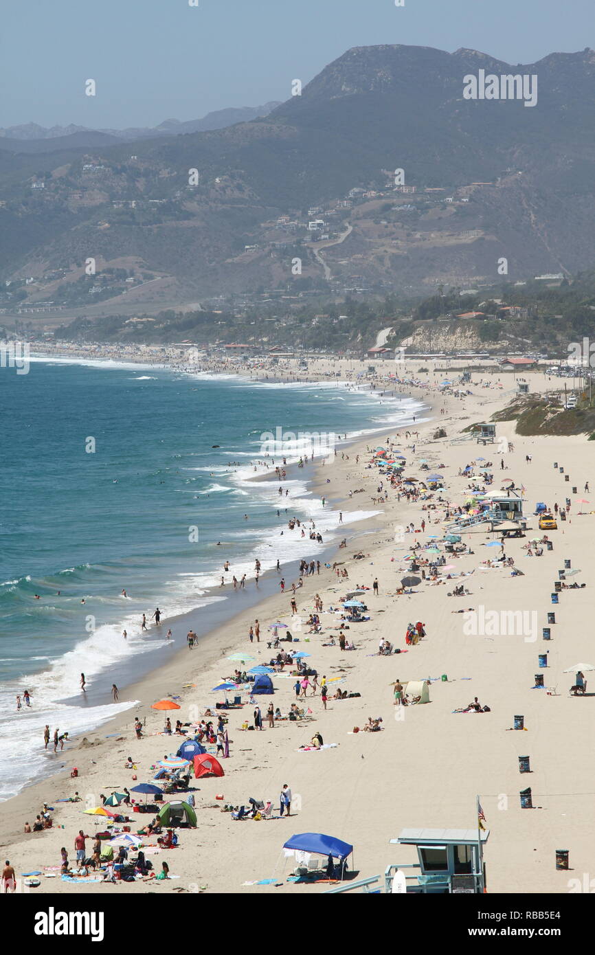 Américains vivant leurs vies. Avis de Zuma beach de Point Dume en Californie, aux États-Unis. Parfois connu sous le nom de point Dume State Beach. Banque D'Images