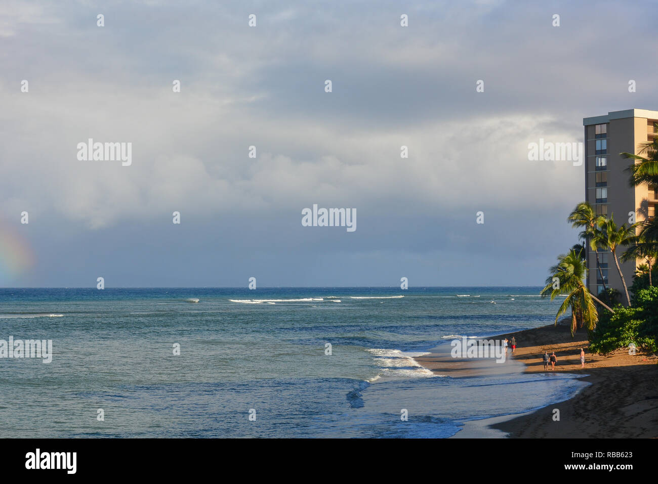 Belle Kahana Beach sur l'île de Maui, Hawaii. Situé entre Kaanapali et Kapalua sur la côte nord-ouest. Très belle vue de Molokai à travers l'eau Banque D'Images