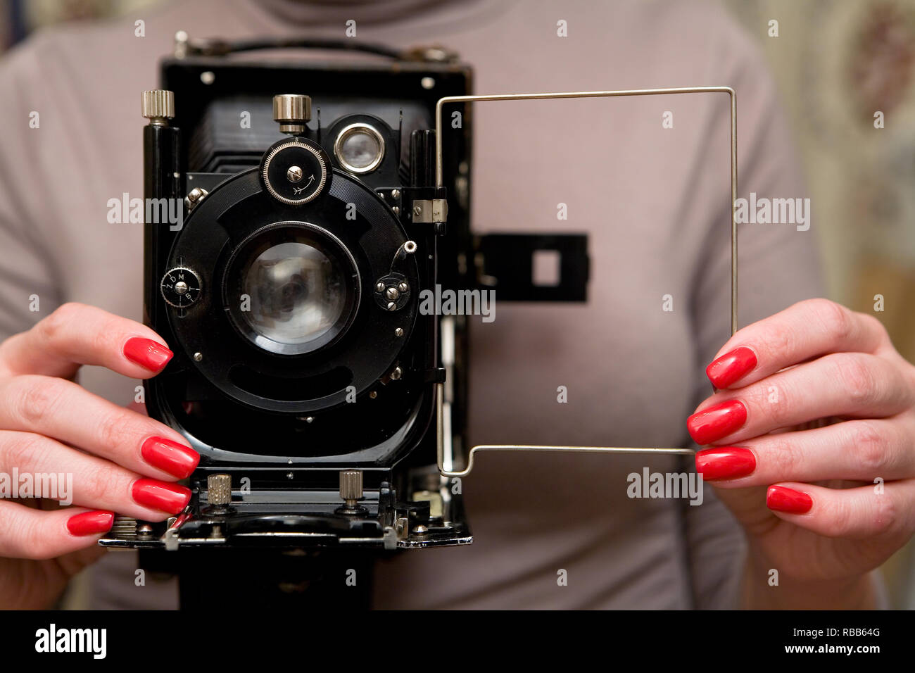 Belle femme bien entretenu mains Prenez une photo sur un ancien appareil photo. Close-up. Banque D'Images