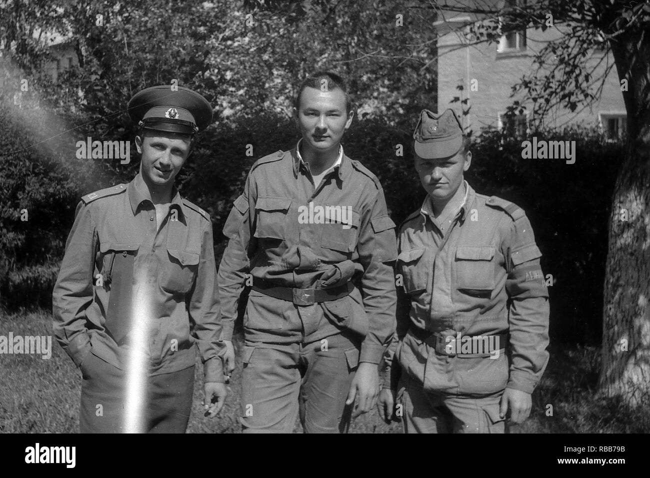 La région de Moscou, Russie - circa 1992 : Portrait de soldats de l'armée russe. Trois camarades. Numérisation de film. Les grosses. Banque D'Images