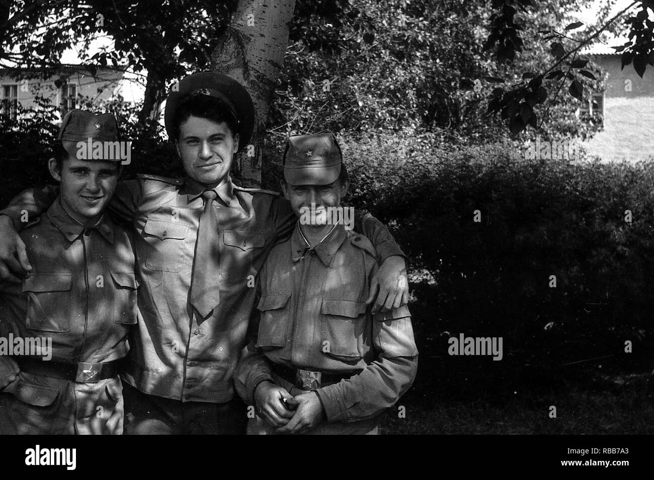 La région de Moscou, Russie - circa 1992 : Portrait de soldats de l'armée russe. Trois camarades. Numérisation de film. Les grosses. Banque D'Images