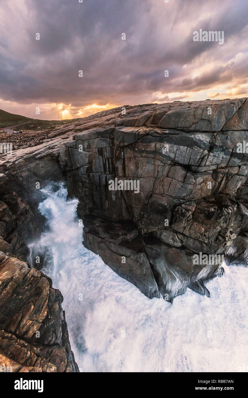Albany, dans l'ouest de l'Australie. Une grande vague de rupture dans l'écart de la formation rocheuse de granit dans Torndirrup National Park, Albany, Australie Banque D'Images