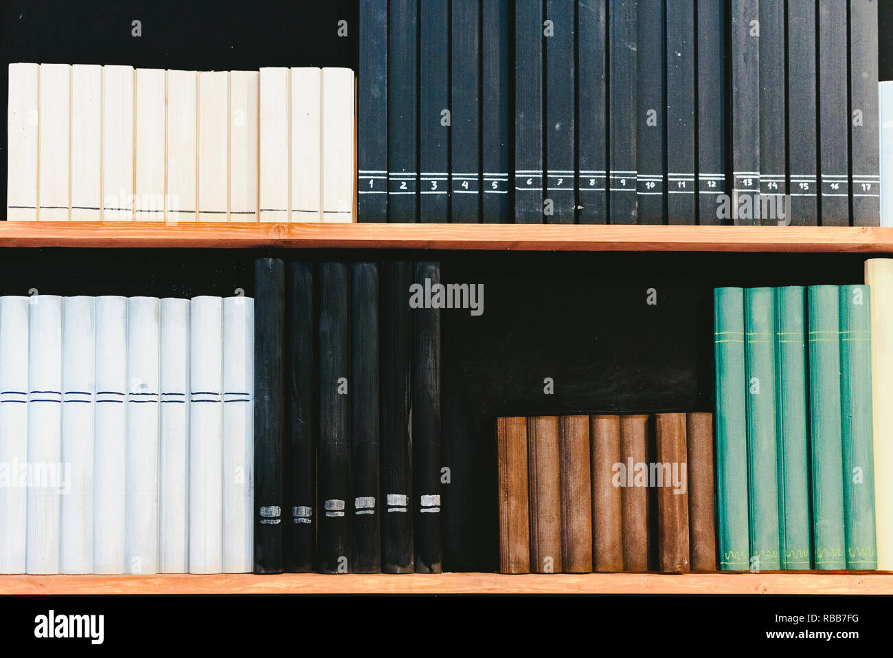 Etagères avec de faux livres pour la décoration. Banque D'Images