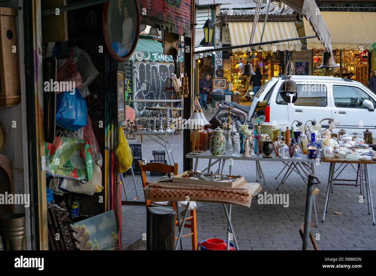 Ce charmant marché aux puces de Monastiráki dans Plaka à Athènes est pleine d'antiquités incroyables et des gens intéressants. Endroit idéal pour visiter un jour de pluie ! Banque D'Images