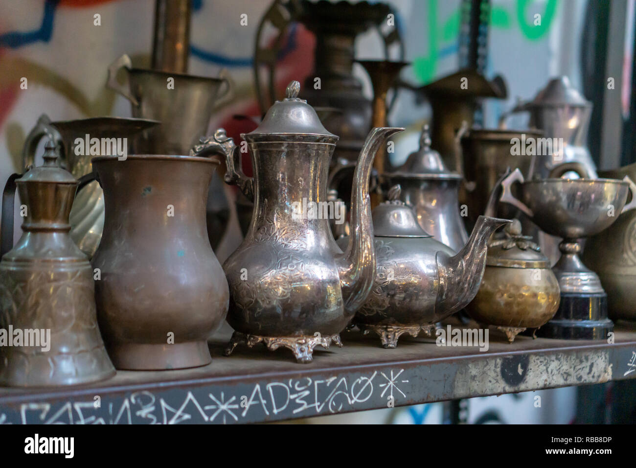 L'eau d'argent antique bols étaient partout dans le marché aux puces de Monastiraki à Athènes. Trop mauvais ce sont difficiles à trouver, à Toronto. Banque D'Images