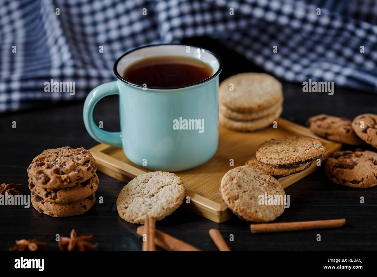 Tasse de thé et biscuits divers Banque D'Images