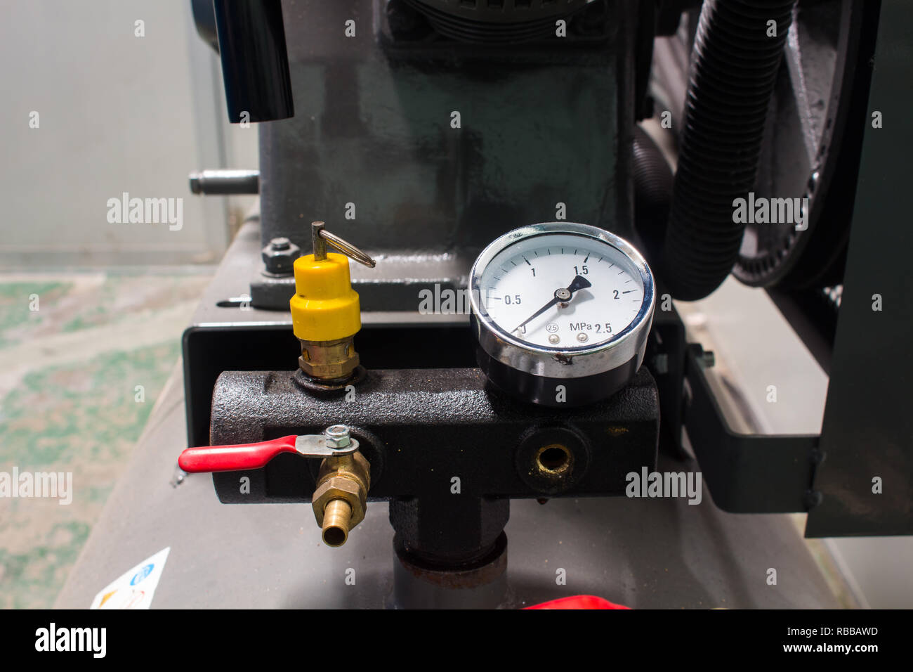 Vanne, soupape de sécurité et manomètre de pression d'air tank Banque D'Images