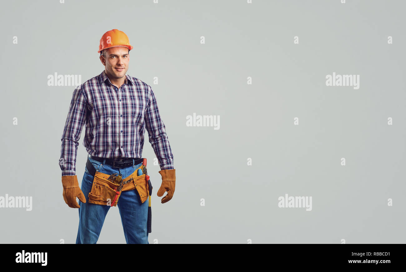 Homme builder dans le casque, un plaid shirt smiling Banque D'Images