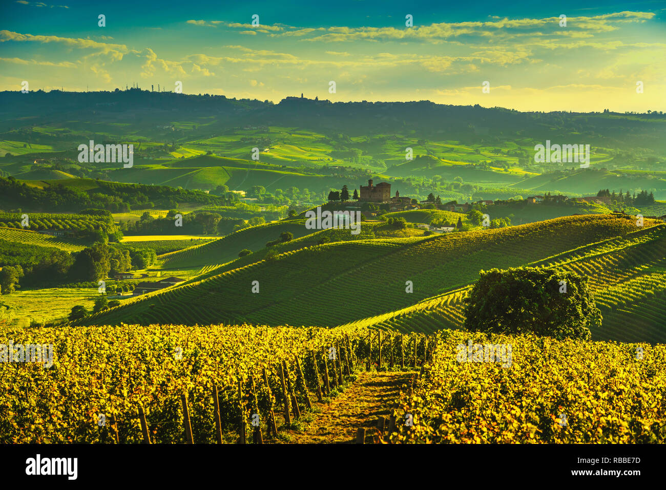 Les vignobles des Langhe sunset panorama, Grinzane Cavour et La Marra, Site de l'Unesco, Piémont, Italie du nord de l'Europe. Banque D'Images