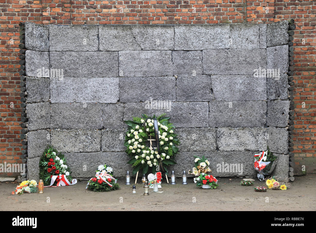 Les loisirs de la triste "mort's Wall' où les prisonniers ont été tués par balle, à Auschvitz 1 camp de concentration, en Pologne Banque D'Images
