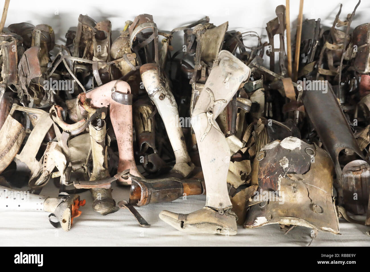 La prothèse administré par les prisonniers à Auschvitz 1 camp de concentration, dans l'émouvante exposition, près de Cracovie, Pologne Banque D'Images