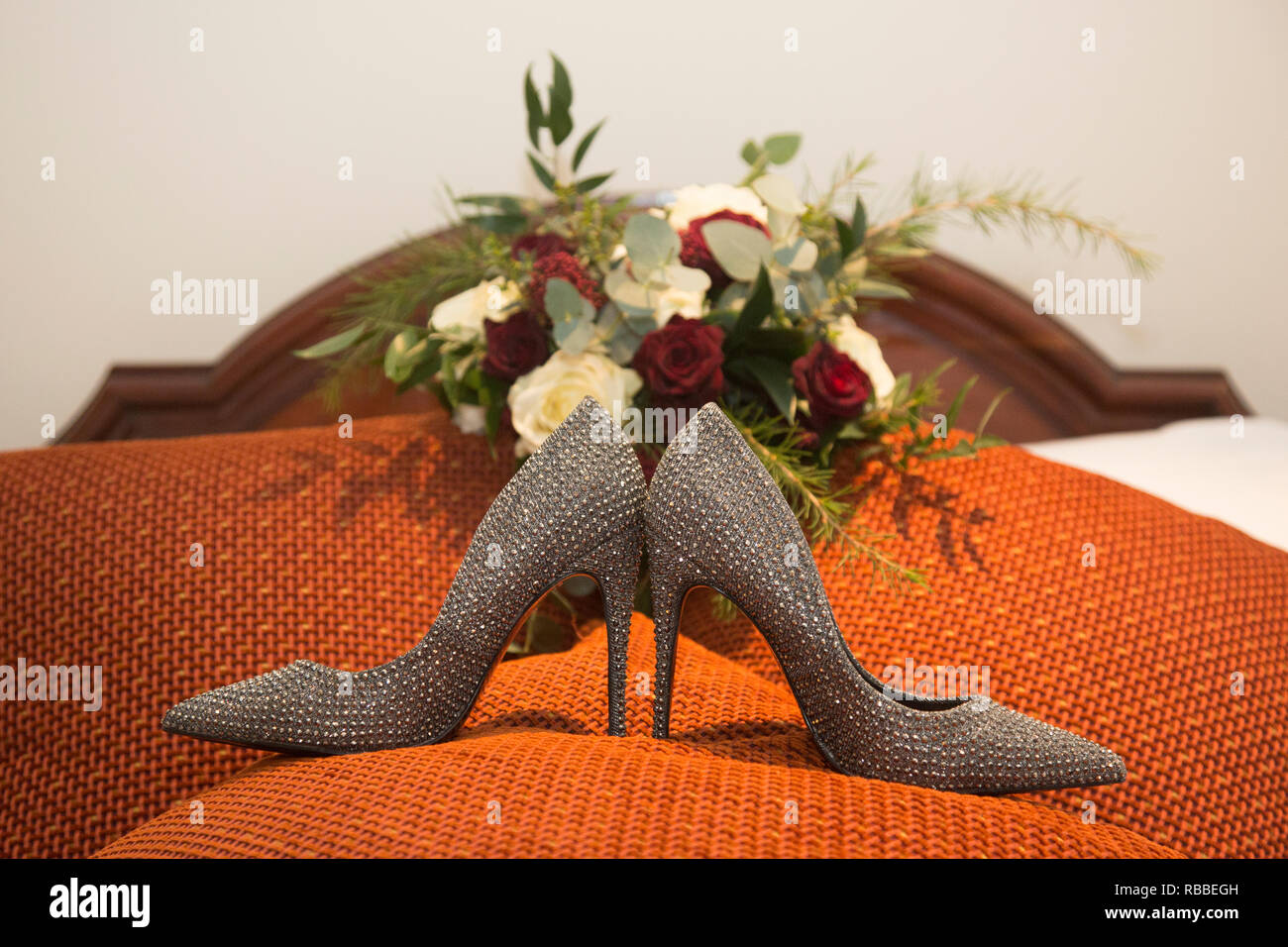Brides haut talon chaussures de mariage, avec son bouquet de fleurs dans  l'arrière-plan les chaussures sont noir et argent sparkly High heels Photo  Stock - Alamy