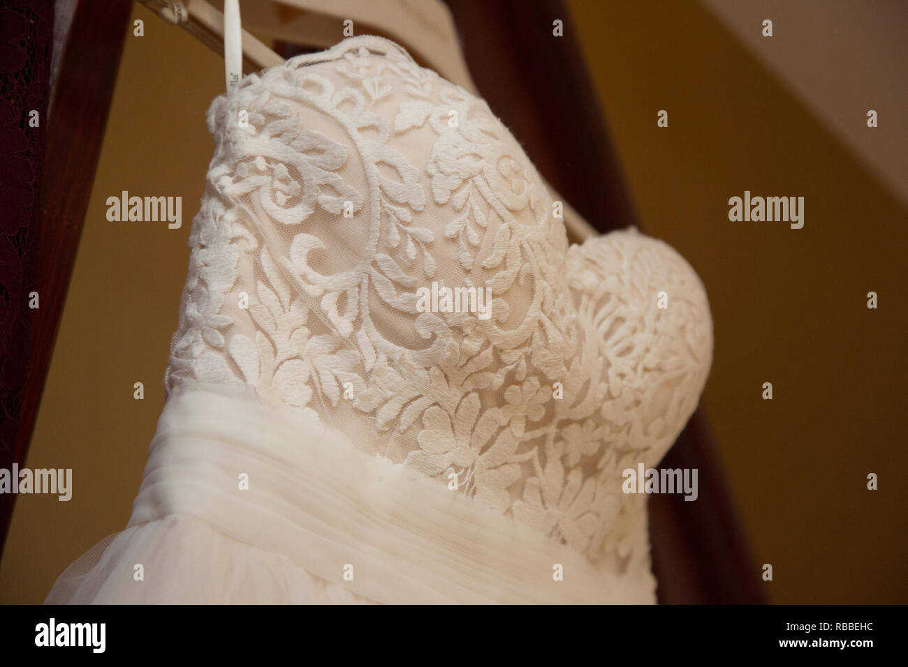 Gros plan d'une robe de mariage le jour de son mariage, montrant la