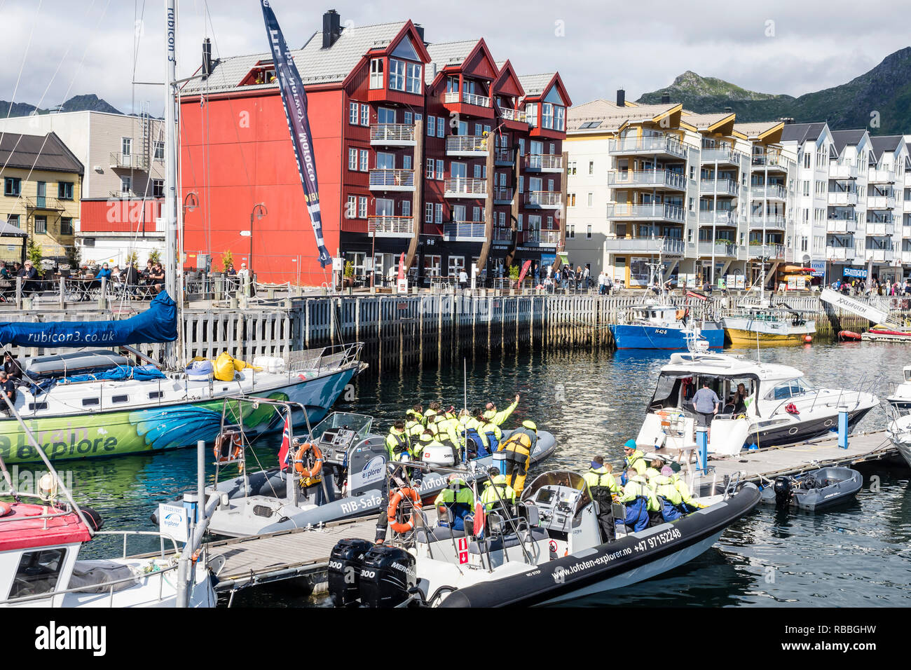 Maisons de vacances à le port, rue commerçante, l'été, Svolvær Lofoten, Norvège Banque D'Images