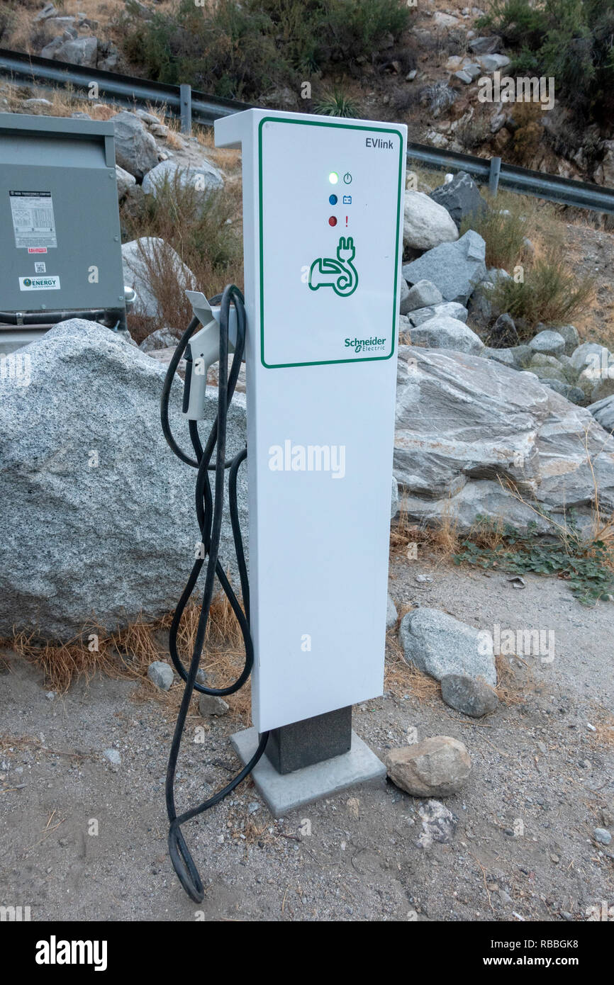 Schneider Electric une voiture électrique point de recharge dans le parking  de le Tramway Aérien de Palm Springs, CA, USA Photo Stock - Alamy