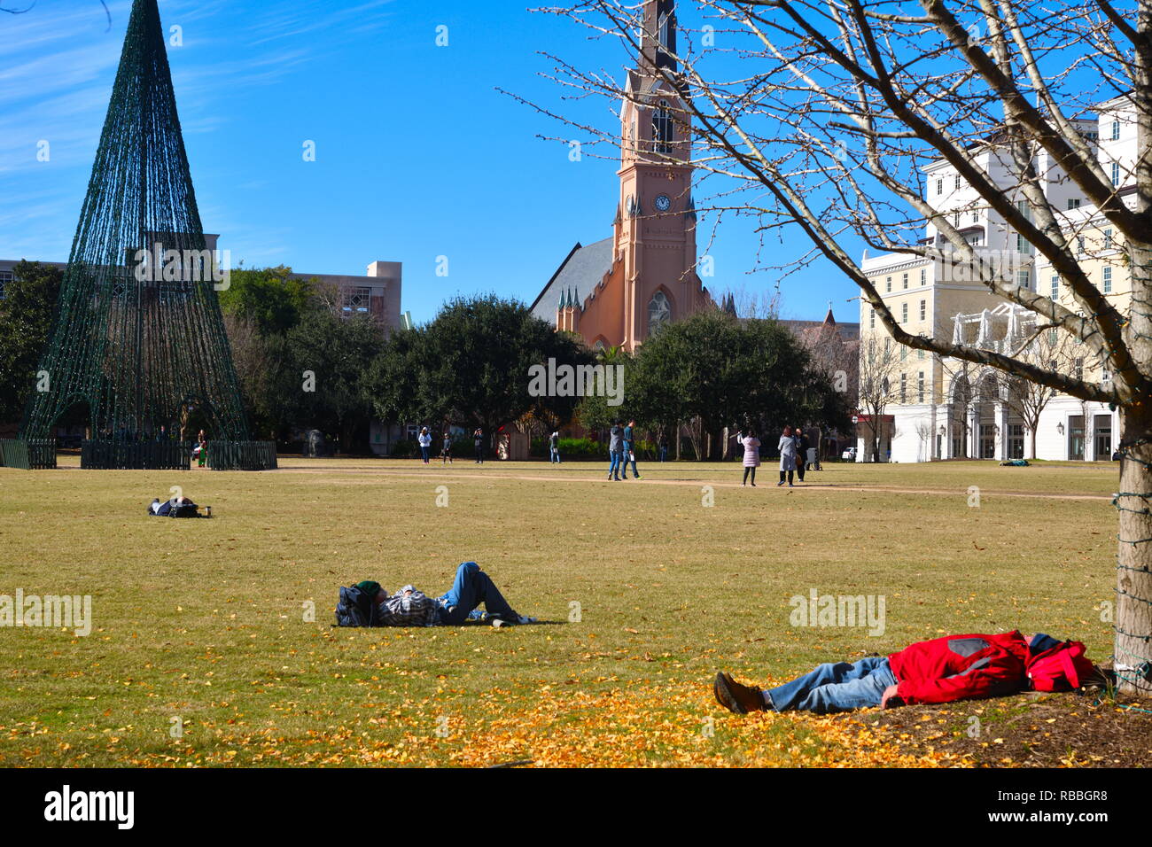 Marion Square de Scène quotidienne Les personnes bénéficiant de temps sec et ensoleillé pendant la sieste l'Église et de l'Hôtel de leurs affaires Banque D'Images