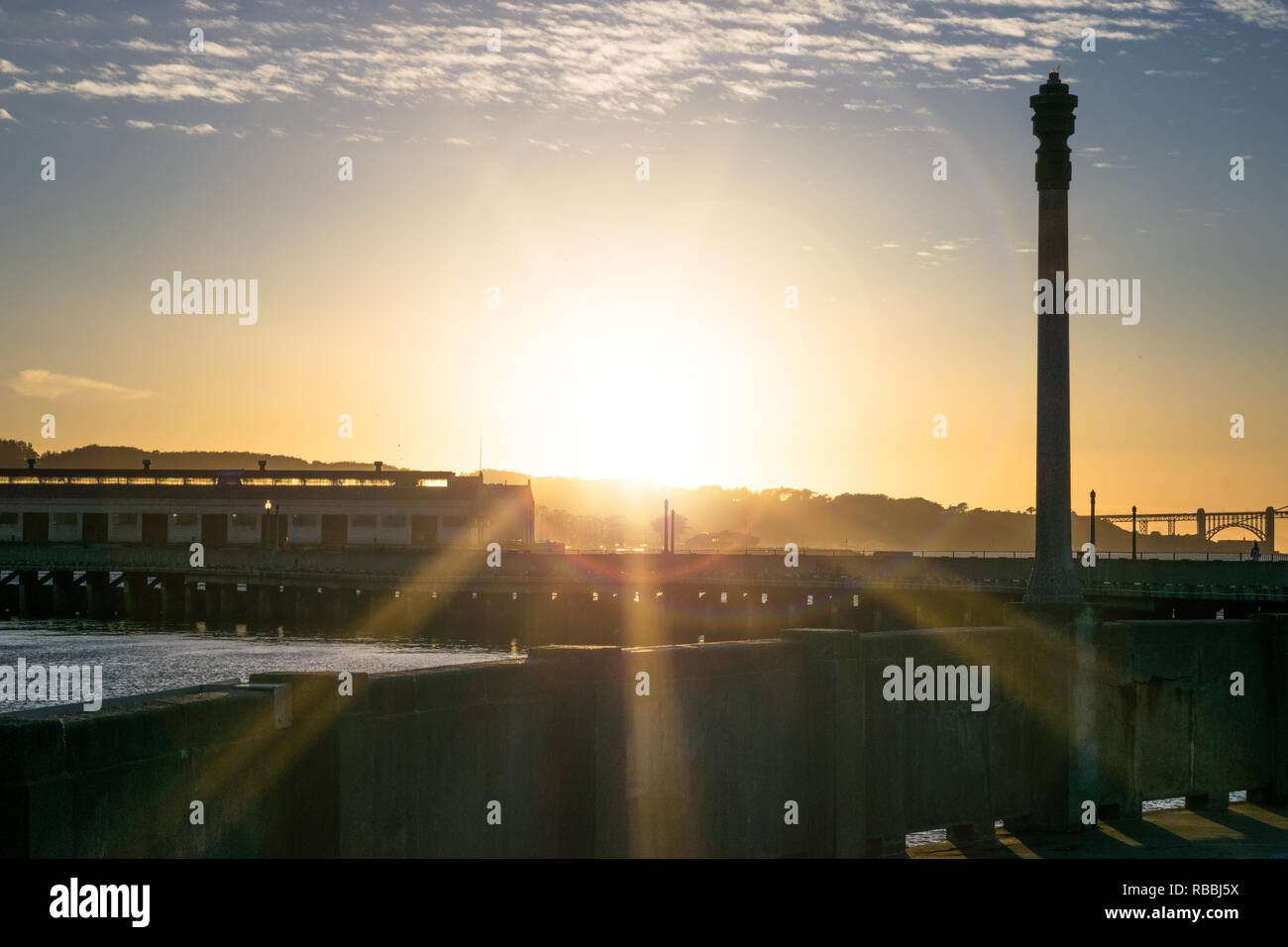 Golden glow brillant retour illumine l'horizon de San Francisco et se reflète dans l'eau de la baie Banque D'Images