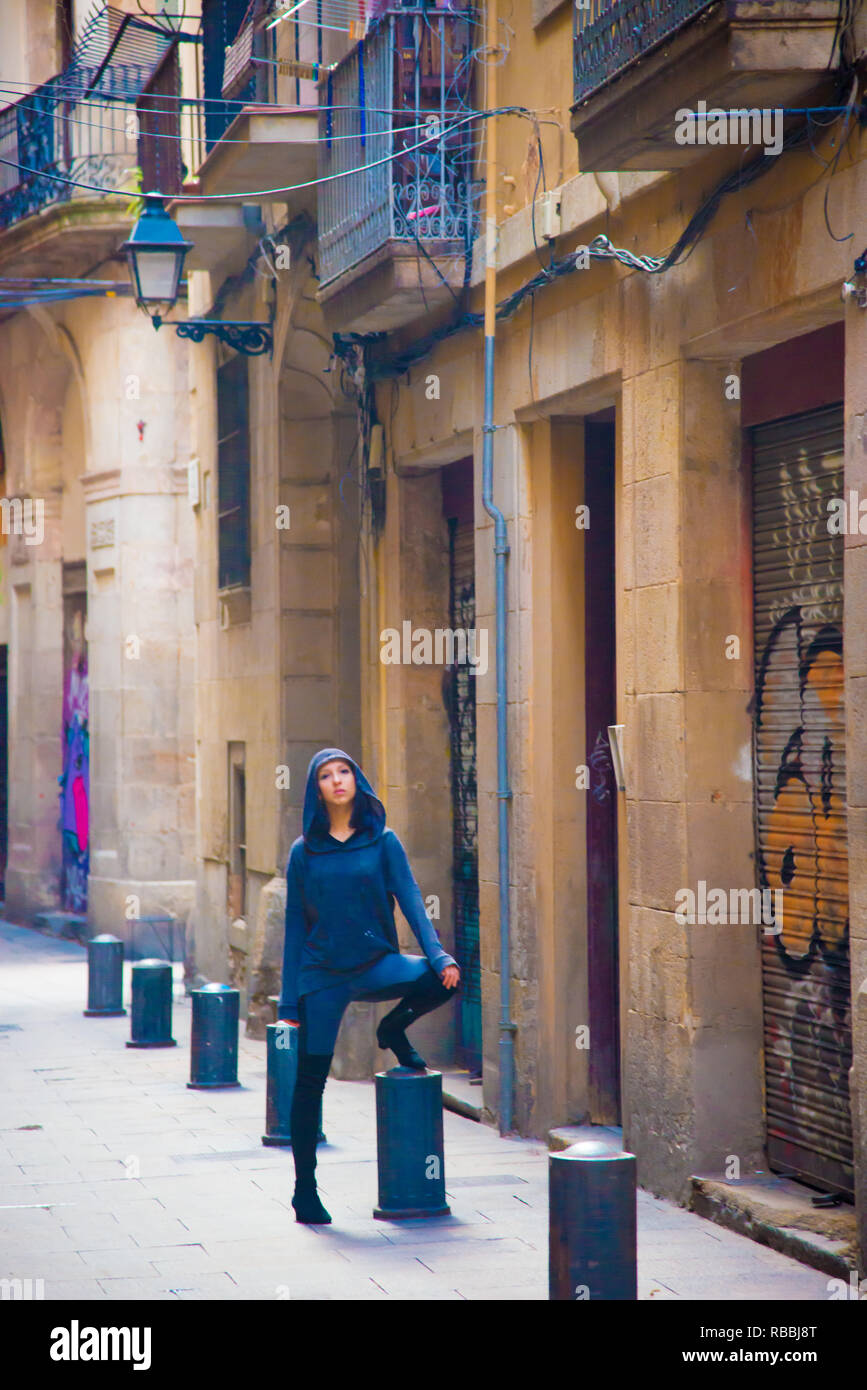 Portrait modèle féminin pose pour photos à la destination de touristes à Barcelone, en Espagne. Barcelone est connu comme une ville artistique situé dans l'Est du pays. Banque D'Images