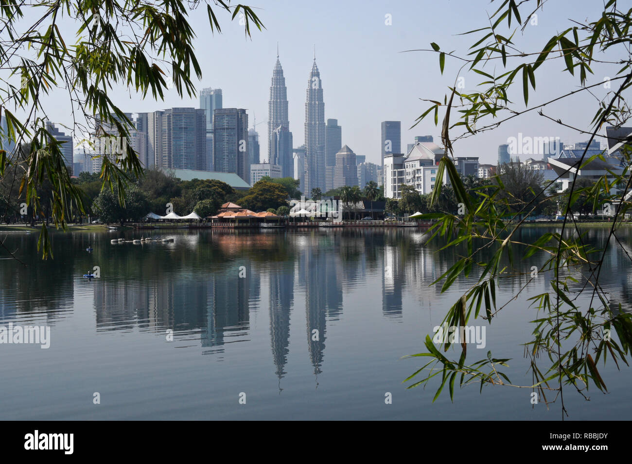 Les Tours Petronas vu de Titiwangsa Lake Gardens, Kuala Lumpur, Malaisie Banque D'Images