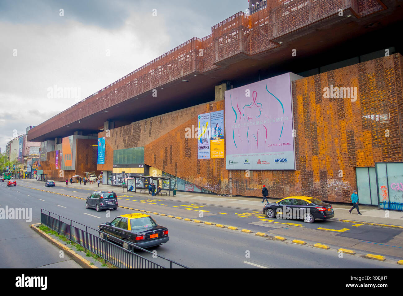 SANTIAGO, CHILI - 16 octobre 2018 : vue extérieure de la construction de bâtiment métallique en l'honneur de Gabriela Mistral à Santiago, Chili, le poète a gagné e Banque D'Images