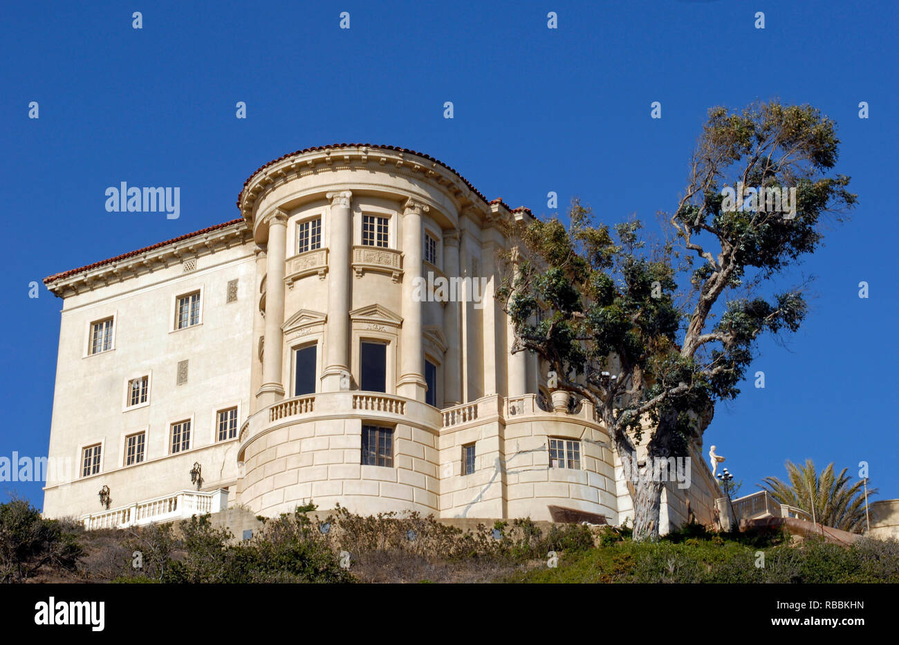 La Villa historique de Leon Pacific Palisades, CA, donne sur l'Autoroute de la côte Pacifique. Il est souvent confondu avec le musée Getty Villa à proximité. Banque D'Images